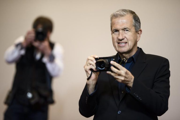 FOTÓGRAFOS MARIO TESTINO E BRUCE WEBER ACUSADOS DE ASSÉDIO SEXUAL POR VÁRIOS MODELOS