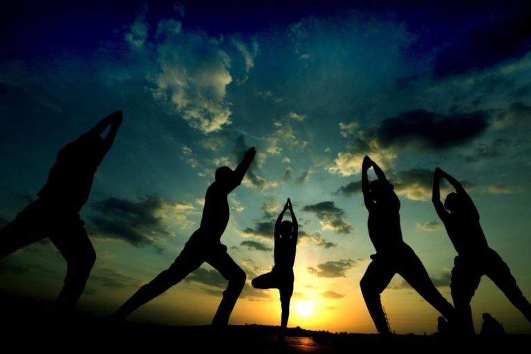 PAIS E FILHOS APRENDEM YOGA EM CONJUNTO NA BIBLIOTECA DE ANGRA DO HEROÍSMO, NOS AÇORES