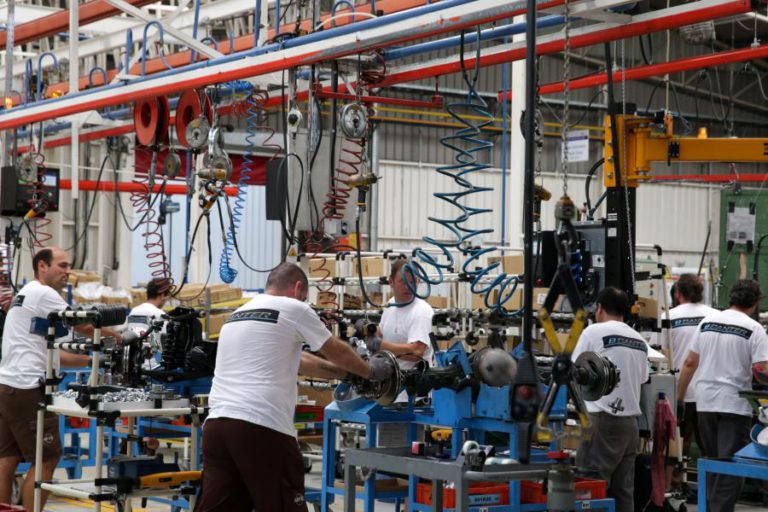 TRABALHADORES DA MITSUBISHI FUSO CONCENTRAM-SE EM PROTESTO LABORAL