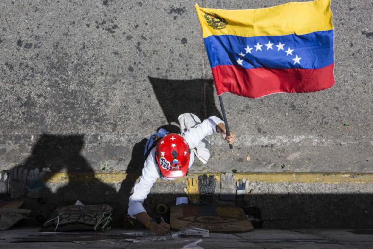 GRUPOS CRIMINOSOS ALICIAM JOVENS COM COMIDA NA VENEZUELA