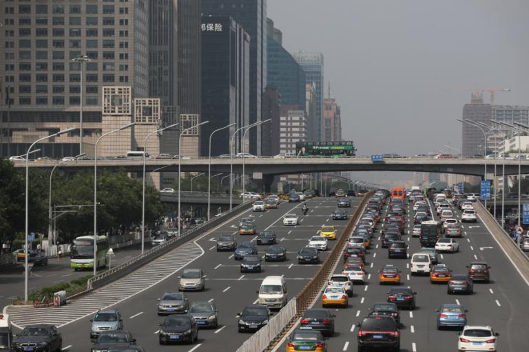 VENDAS DE AUTOMÓVEIS NA CHINA CRESCERAM AO MENOR RITMO EM MAIS DE VINTE ANOS