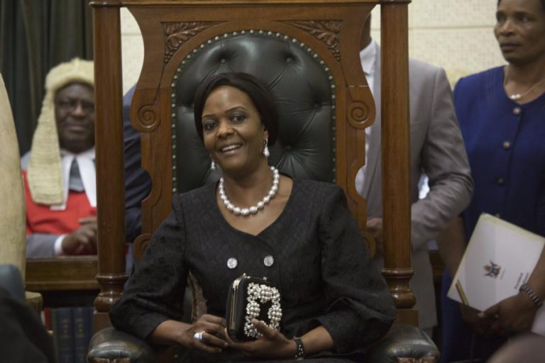 EX-PRIMEIRA-DAMA DO ZIMBABUÉ SUSPEITA DE FALSIFICAÇÃO DE LICENCIATURA