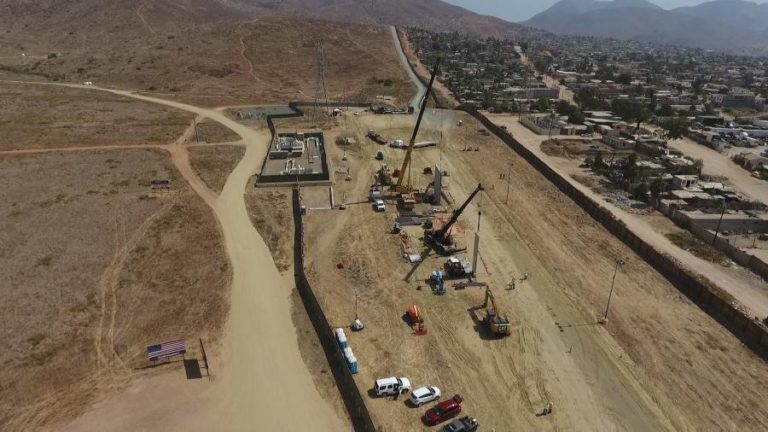 TRUMP NEGA TER MUDADO DE OPINIÃO SOBRE MURO COM O MÉXICO