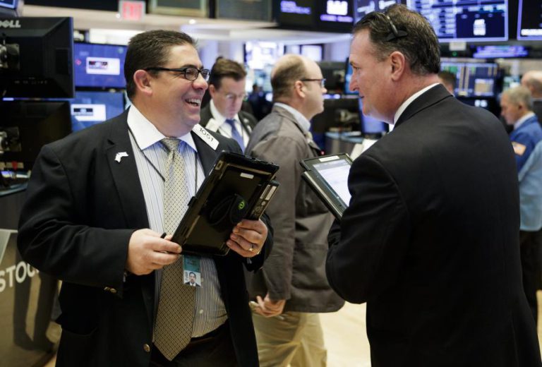 WALL STREET FECHA COM TRIPLO RECORDE E DOW JONES FECHA ACIMA DE 25.000 PONTOS