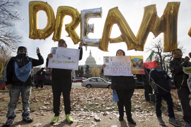 JUIZ DOS EUA ORDENA A TRUMP QUE REATIVE PARCIALMENTE PROGRAMA DE IMIGRAÇÃO DACA