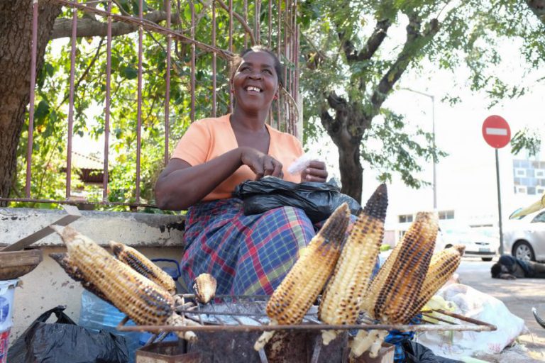 DONA LÍDIA VENDE A MAÇAROCA MAIS REQUISITADA DE MAPUTO, MESMO NA QUADRA FESTIVA