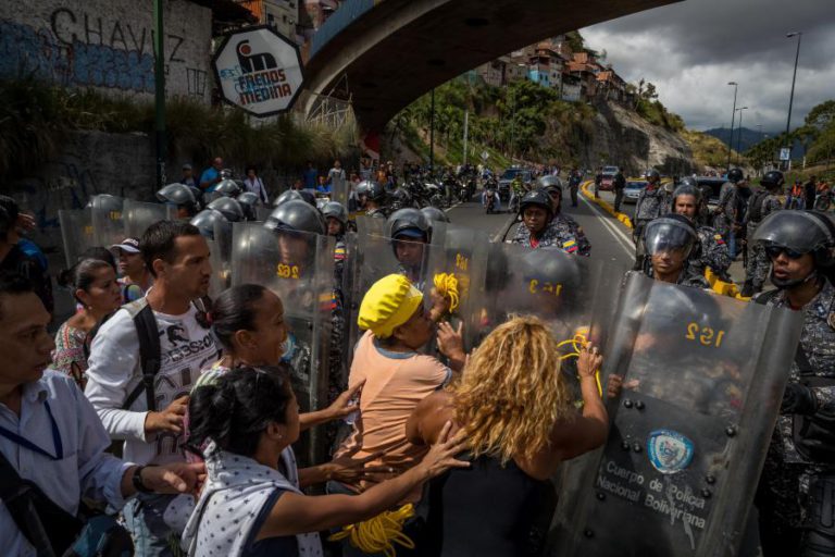 QUATRO MORTOS, 15 FERIDOS E DEZENAS DE DETIDOS EM PILHAGENS E PROTESTOS NA VENEZUELA