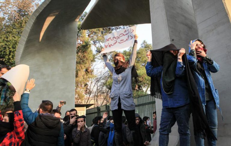 UM POLICIA MORTO E TRÊS OUTROS FERIDOS EM PROTESTOS CONTRA O GOVERNO IRANIANO
