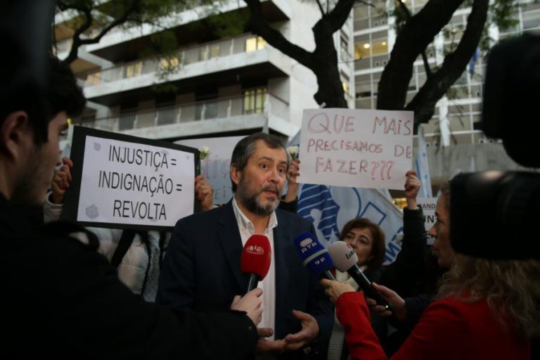 PROFESSORES UNEM-SE EM AVISO AO GOVERNO DE QUE ESTÃO PRONTOS PARA A LUTA