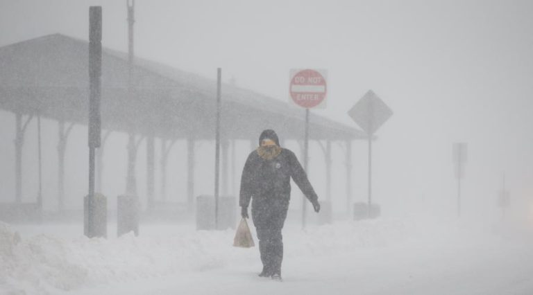 FRIO E NEVE LANÇAM CAOS NA COSTA LESTE DOS EUA COM EFEITOS A CHEGAREM À FLORIDA