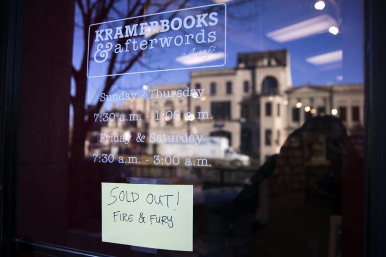 CORRIDA ÀS LIVRARIAS NOS EUA PARA LIVRO SOBRE PRIMEIRO ANO DA ADMINISTRAÇÃO TRUMP