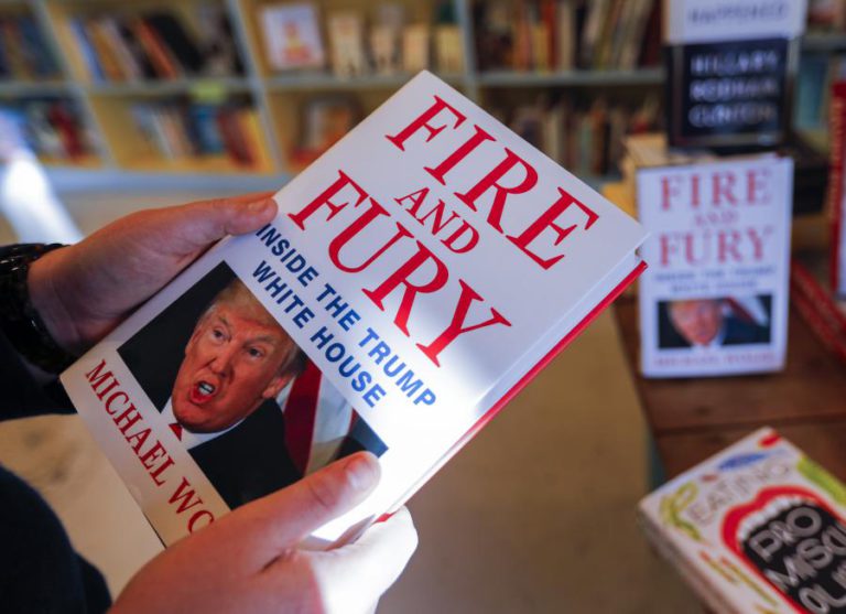 LIVRO “FOGO E FÚRIA” CHEGA AO TOPO DE VENDAS NOS ESTADOS UNIDOS