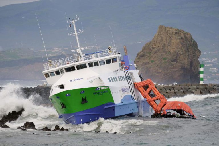 NAVIO ENCALHADO NOS AÇORES AINDA TEM 30 TONELADAS DE COMBUSTÍVEL A BORDO