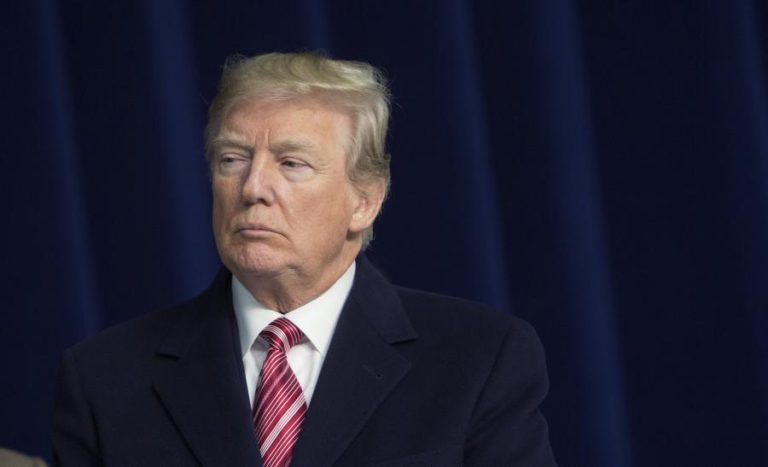 TRUMP DEFENDE LEIS MAIS DURAS CONTRA DIFAMAÇÃO