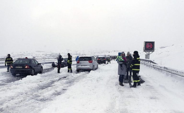 NEVE GERA CAOS NAS ESTRADAS ESPANHOLAS E OBRIGA AUTORIDADES A IMPROVISAR ABRIGOS