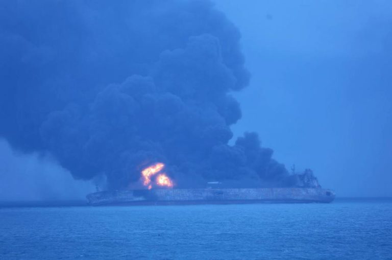EQUIPAS DE EMERGÊNCIA RETOMAM TRABALHOS PARA CONTER FOGO EM PETROLEIRO NA CHINA