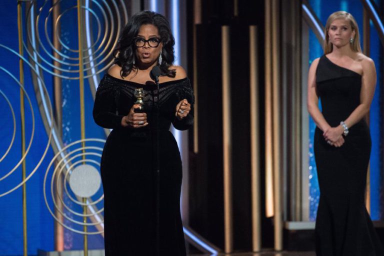 OPRAH WINFREY PÕE AUDITÓRIO DOS GLOBOS DE OURO DE PÉ COM PODEROSO DISCURSO