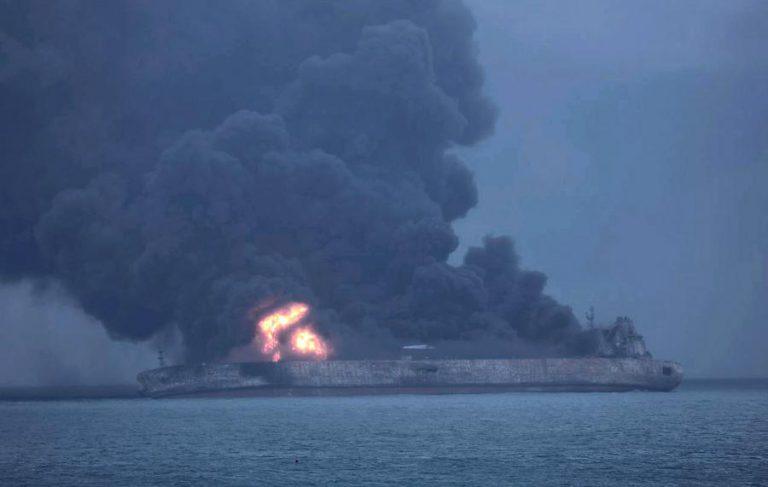 EM RISCO DE EXPLODIR PETROLEIRO IRANIANO QUE SE INCENDIOU NA COSTA CHINESA