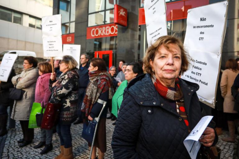 CERCA DE 40 PESSOAS CONTRA ENCERRAMENTO DE LOJA DOS CTT – GALIZA, NO PORTO