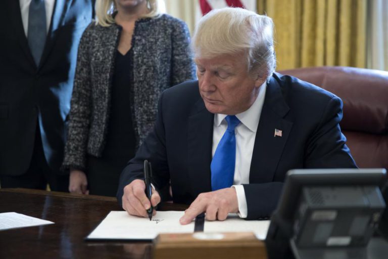 DONALD TRUMP PROMULGA FINANCIAMENTO QUE ACABA COM ‘SHUTDOWN’