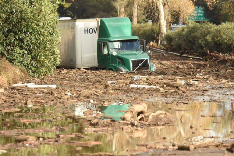 SOBE PARA 13 NÚMERO DE MORTOS NA CALIFÓRNIA ONDE CHUVA E LAMA INUNDAM ÁREAS ARDIDAS