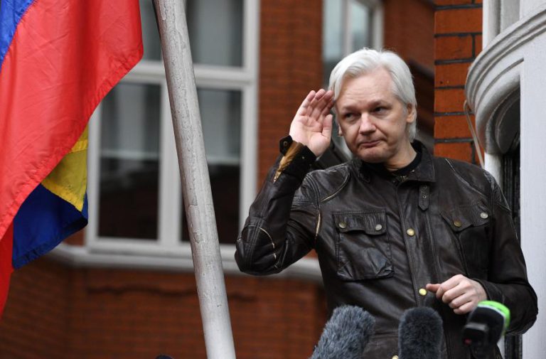 EQUADOR CONCEDE NACIONALIDADE AO FUNDADOR DO PORTAL WIKILEAKS