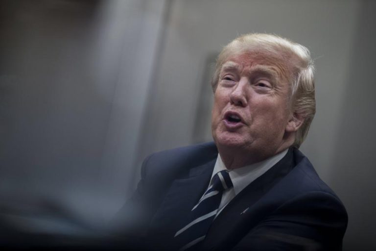 TRUMP NEGA TER USADO EXPRESSÃO “PAÍSES DE MERDA” PARA SE REFERIR A OUTRAS NAÇÕES