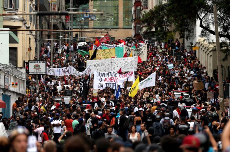 PROTESTO CONTRA AUMENTOS NOS TRANSPORTES NO BRASIL TERMINA COM CONFRONTOS