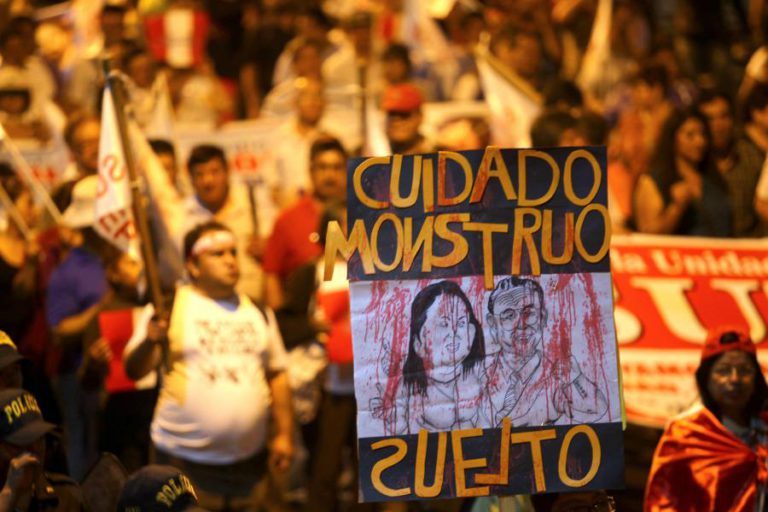 MILHARES PROTESTAM NO PERU CONTRA INDULTO CONCEDIDO A EX-PRESIDENTE FUJIMORI