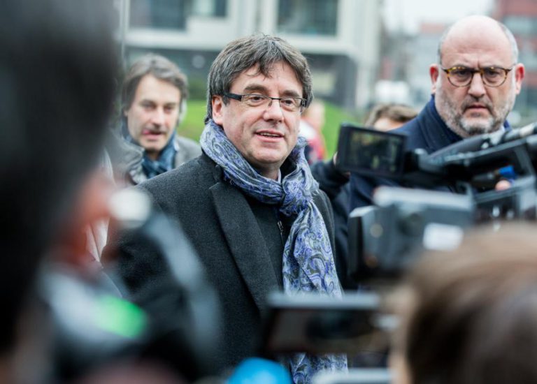 ESPANHA VAI EVITAR REGRESSO DE PUIGDEMONT, MESMO SE ESCONDIDO NUM PORTA-BAGAGENS