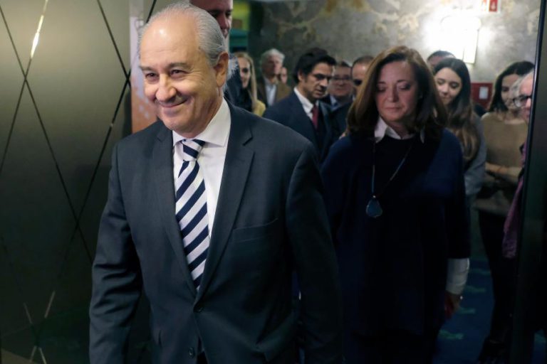 RUI RIO TERMINA CANDIDATURA A PEDIR VITÓRIA E PAZ COM SANTANA LOPES