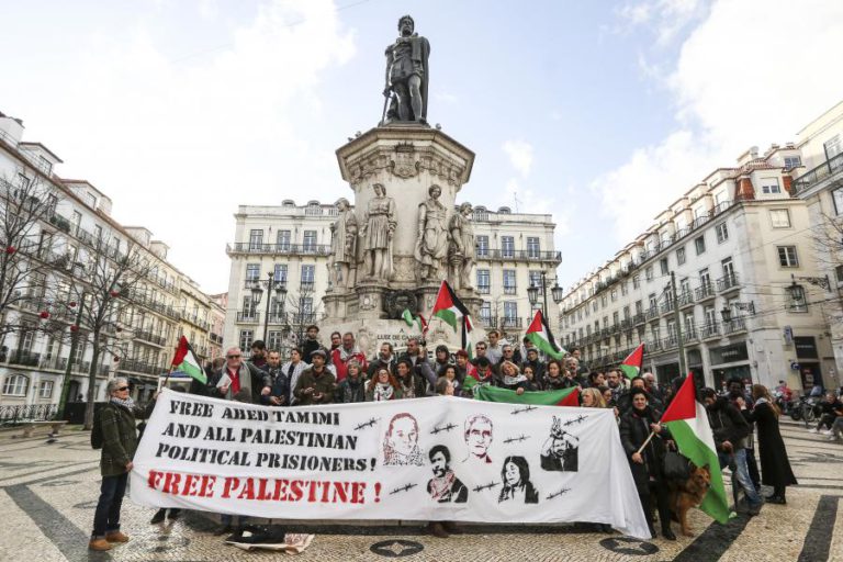 UMA CENTENA DE PESSOAS PEDE EM LISBOA A LIBERTAÇÃO DA PALESTINIANA TAMIMI