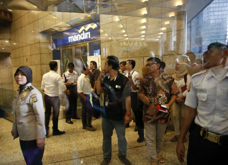 PELO MENOS 72 FERIDOS EM DESMORONAMENTO NO INTERIOR DA BOLSA DE JACARTA, SEGUNDO UM NOVO BALANÇO