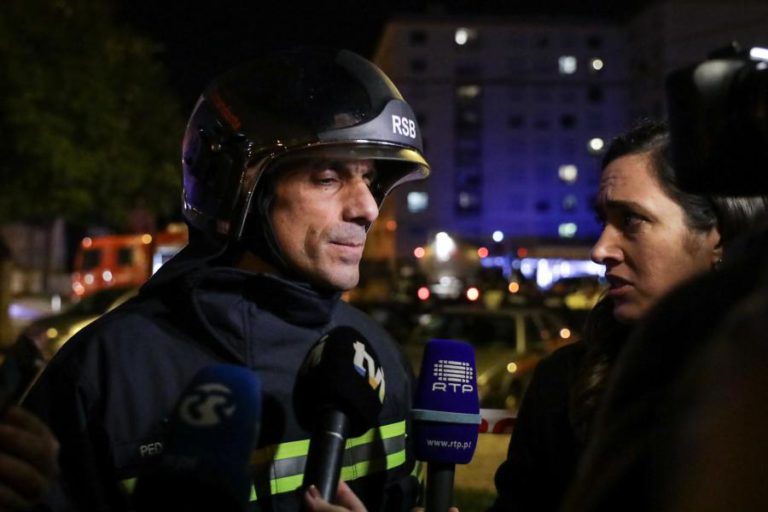 INCÊNDIO DESTRÓI LOJA NOS OLIVAIS, RESCALDO PODE DURAR ATÉ MANHÃ DE TERÇA-FEIRA — BOMBEIROS