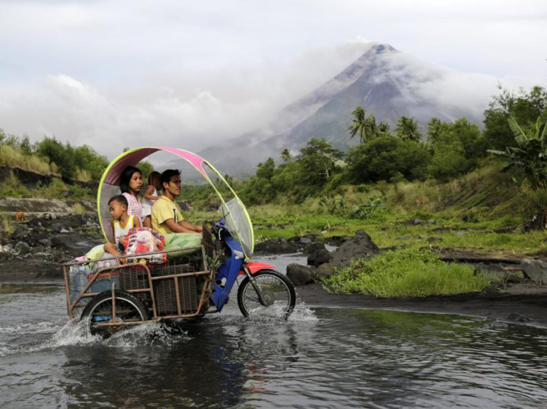 MAIS DE 15 MIL PESSOAS RETIRADAS DA ZONA DO VULCÃO MAYON, NO LESTE DAS FILIPINAS