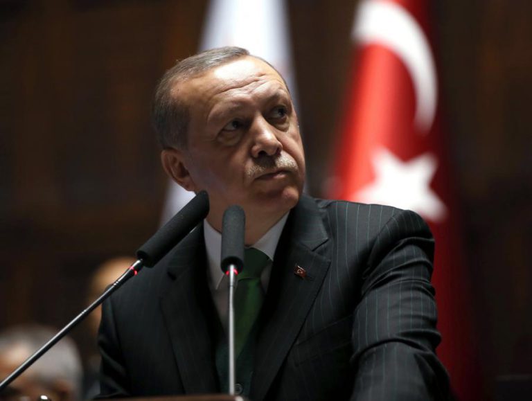 PRESIDENTE DA TURQUIA CONFIRMA OFENSIVA TERRESTRE CONTRA MILÍCIA CURDA NA SÍRIA