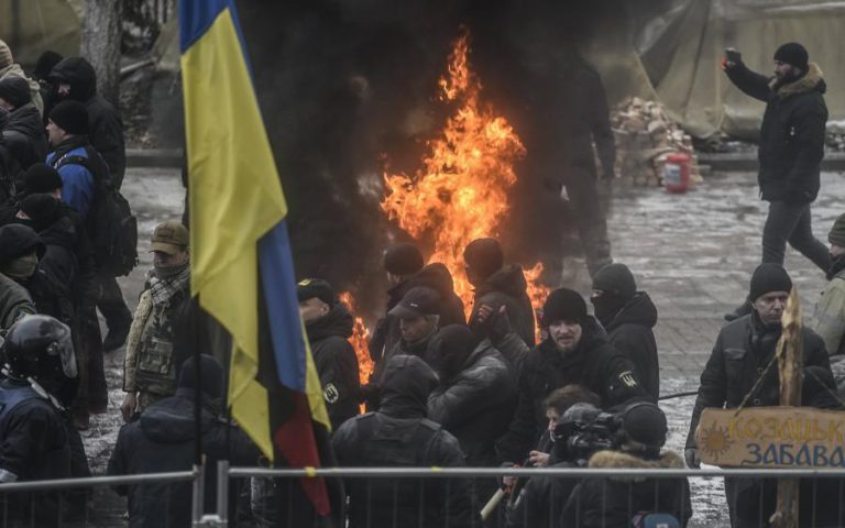 CONFRONTOS ENTRE MANIFESTANTES E POLÍCIA EM KIEV DEVIDO A NOVA LEI