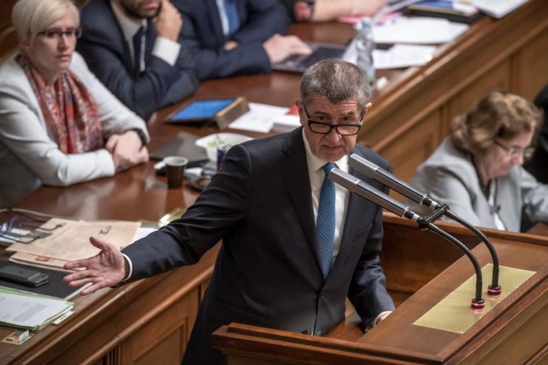 DEPUTADOS CHECOS RETIRAM IMUNIDADE PARLAMENTAR AO PRIMEIRO-MINISTRO