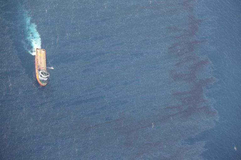QUATRO MANCHAS DE CRUDE ENCONTRADAS APÓS EXPLOSÃO DE PETROLEIRO NA COSTA DA CHINA