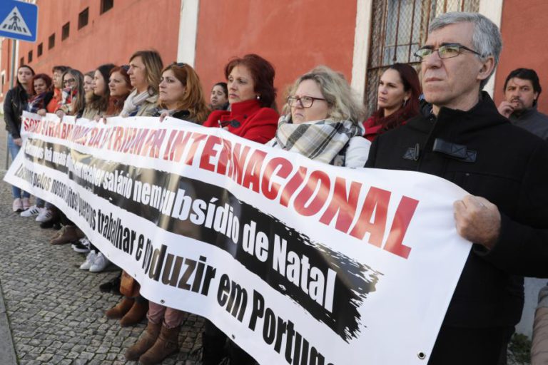 TRABALHADORES DA ANTIGA TRIUMPH ENTREGAM LINGERIE AO GOVERNO EM PROTESTO CONTRA ENCERRAMENTO DE FÁBRICA