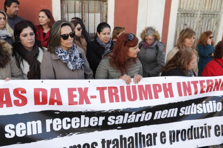 TRABALHADORAS DA ANTIGA TRIUMPH CONCENTRAM-SE JUNTO AO PALÁCIO DE BELÉM