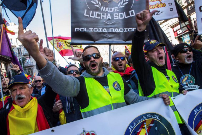 MILHARES DE POLÍCIAS MARCHAM EM BARCELONA POR SALÁRIOS IGUAIS