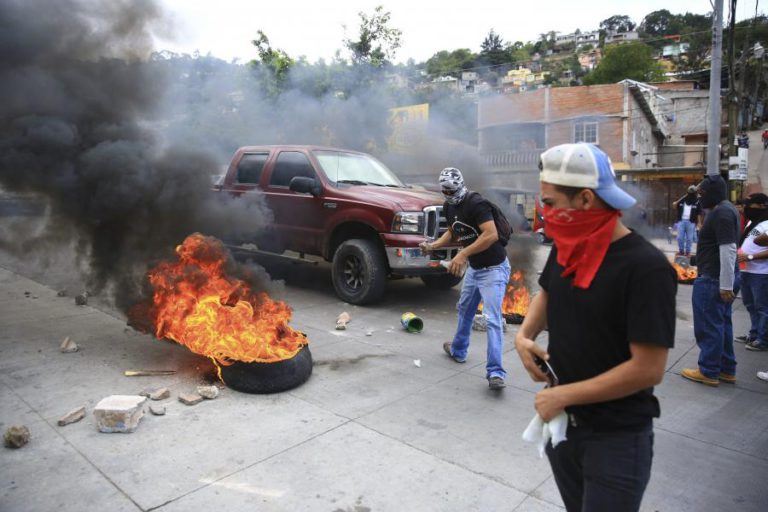 NOVOS PROTESTOS NAS HONDURAS CONTRA REELEIÇÃO DO PRESIDENTE DO PAÍS