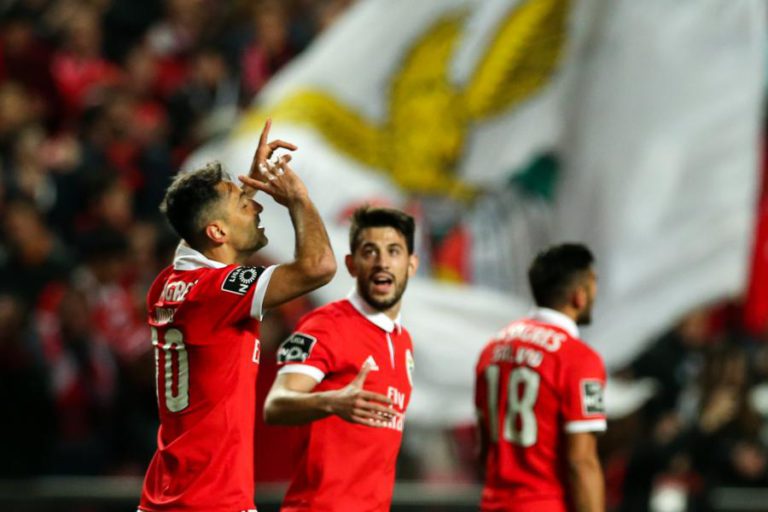 BENFICA VENCE DESPORTIVO DE CHAVES E FICA A UM PONTO DO SPORTING