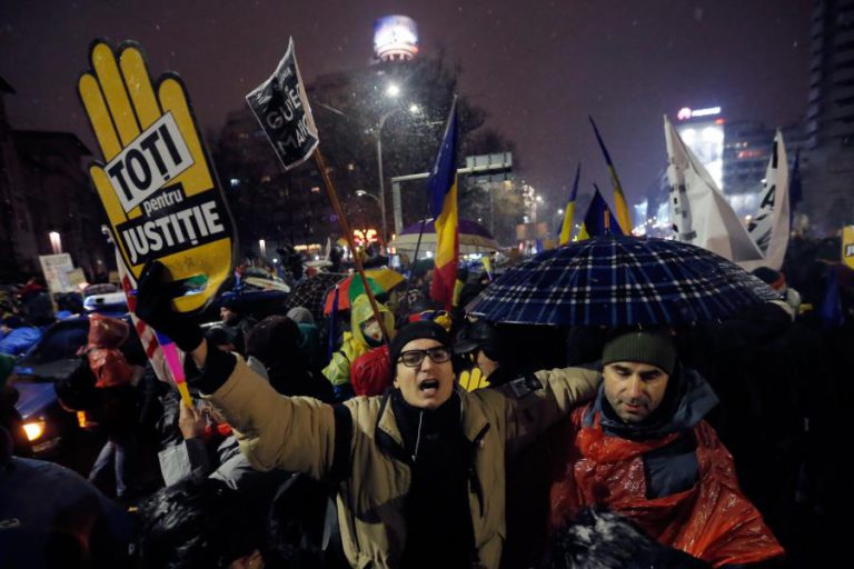 MAIS DE 30.000 ROMENOS NA RUA PARA DIZER “NÃO À CORRUPÇÃO”