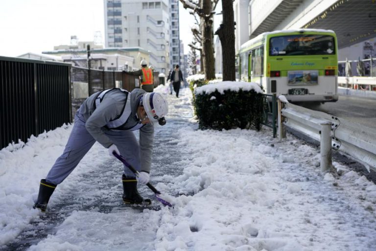 200 FERIDOS E QUASE 50 VOOS CANCELADOS DEVIDO A FORTE NEVÃO NO JAPÃO