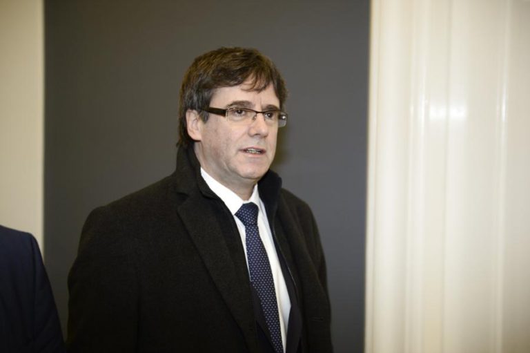 REVISTA TIME ELEGE PUIGDEMONT COMO UM DOS FUGITIVOS MAIS PROCURADOS