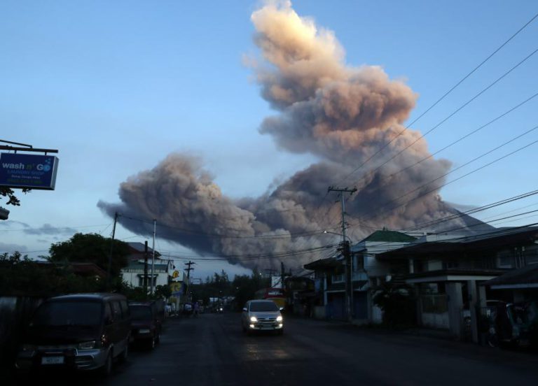 VULCÃO MAYON, NAS FILIPINAS, TEM DUAS NOVAS ERUPÇÕES E FAZ 60 MIL DESLOCADOS