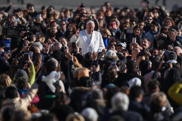 PAPA DIZ QUE “FAKE NEWS” REVELAM INTOLERÂNCIA E AUMENTAM ARROGÂNCIA E ÓDIO