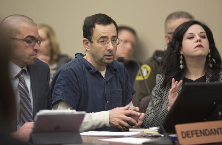 ANTIGO MÉDICO DE GINÁSTICA LARRY NASSAR CONDENADO ENTRE 40 A 175 ANOS DE PRISÃO